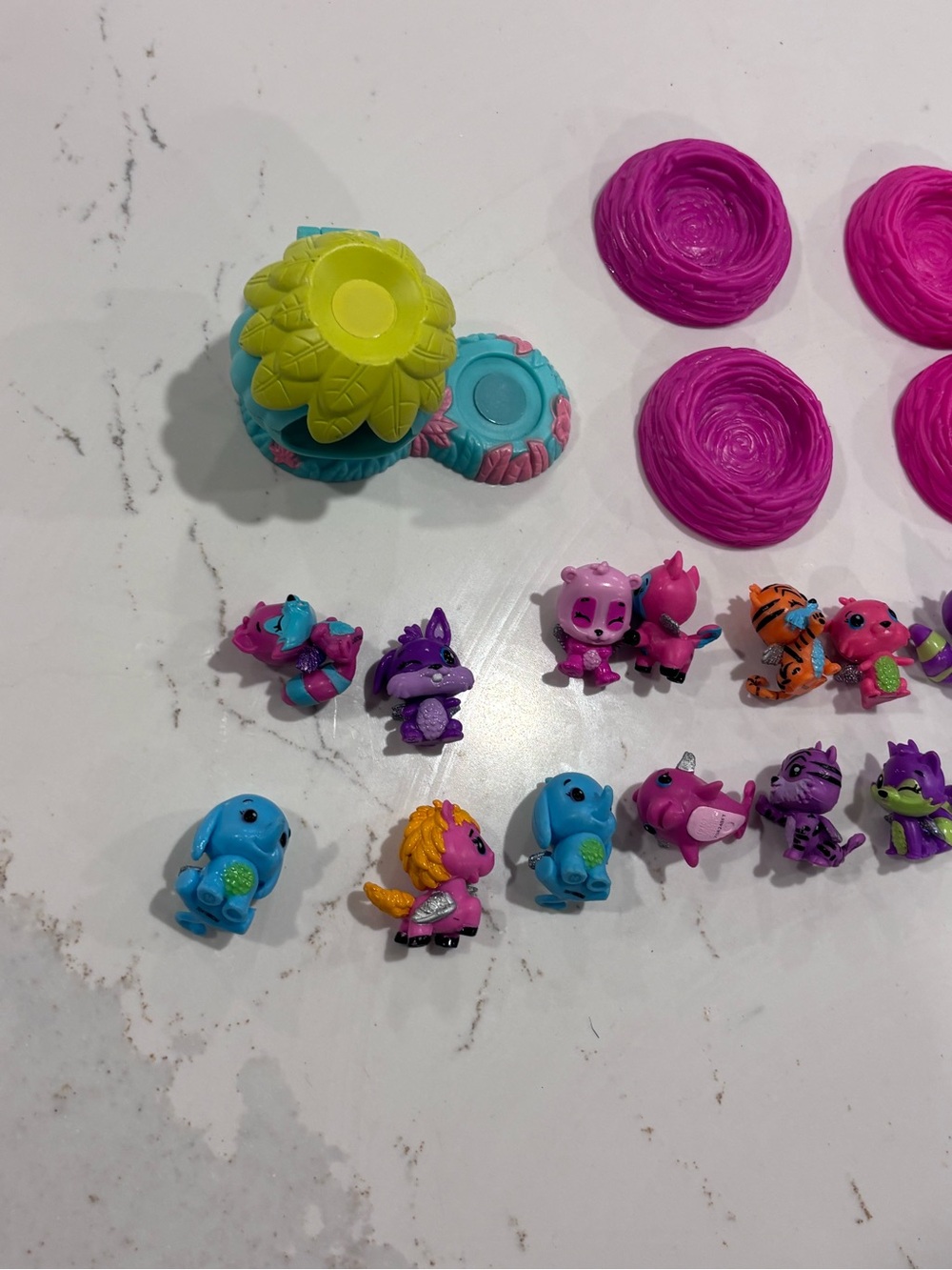 Little figurines hatchimal and others